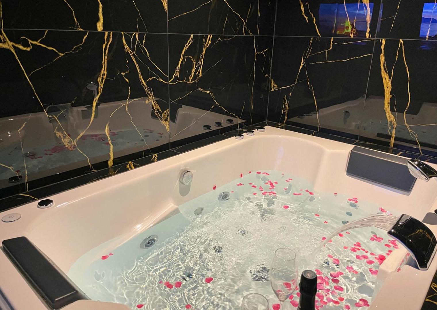 Sejour Detente A Saint-Omer - Jacuzzi Prive, Terrasse, Centre-Ville Et Parking Gratuit Экстерьер фото